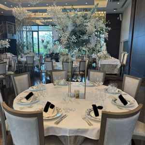 披露宴会場と、テーブルコーディネートの写真。お花が印象的で素敵です。