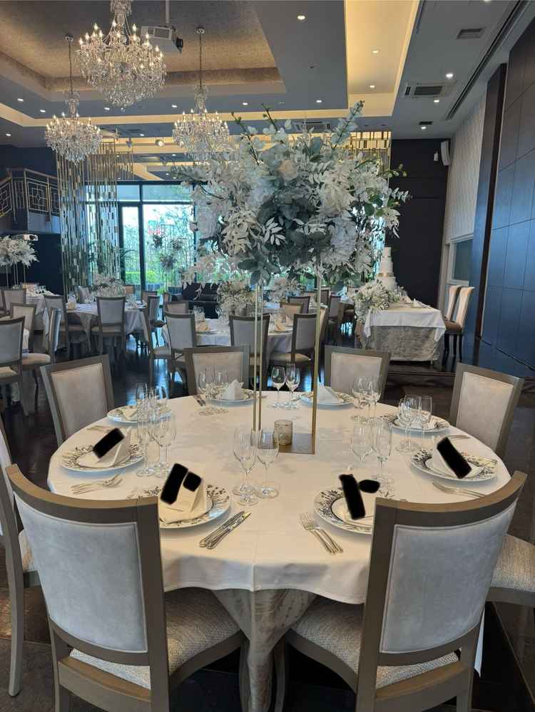 披露宴会場と、テーブルコーディネートの写真。お花が印象的で素敵です。