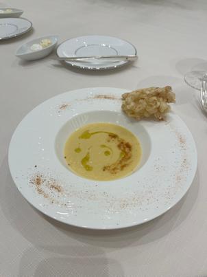 食事。「ゲスト同士で会話が生まれるような料理」を提供してくれます。