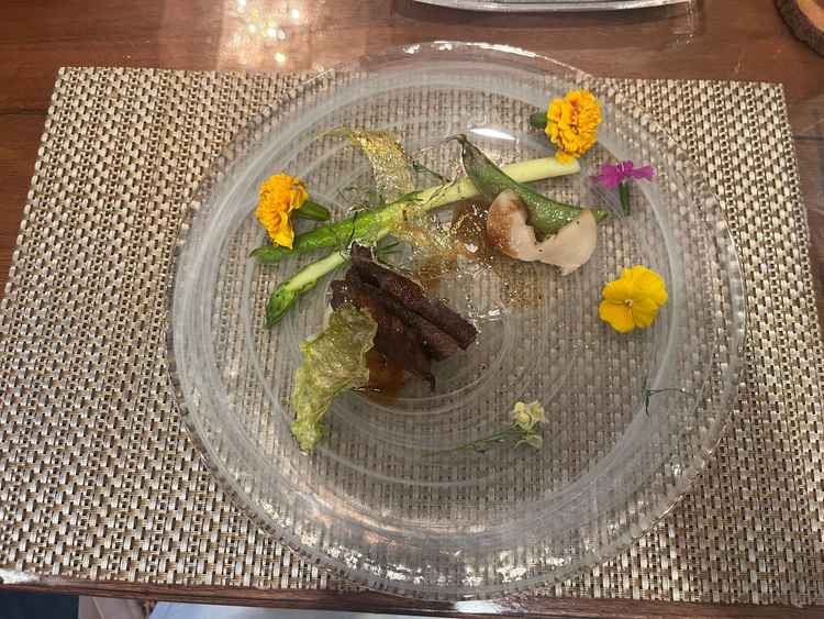 肉料理と魚料理です。