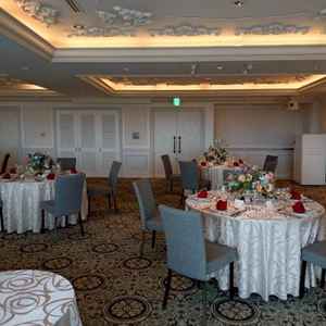 ホテルの上階にあり窓の外からはディズニーが見える披露宴会場