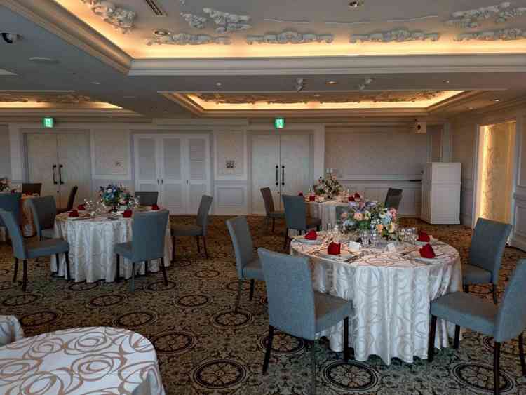 ホテルの上階にあり窓の外からはディズニーが見える披露宴会場