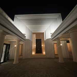 敷地内にある扉が大きくしっかりとした作りのチャペル