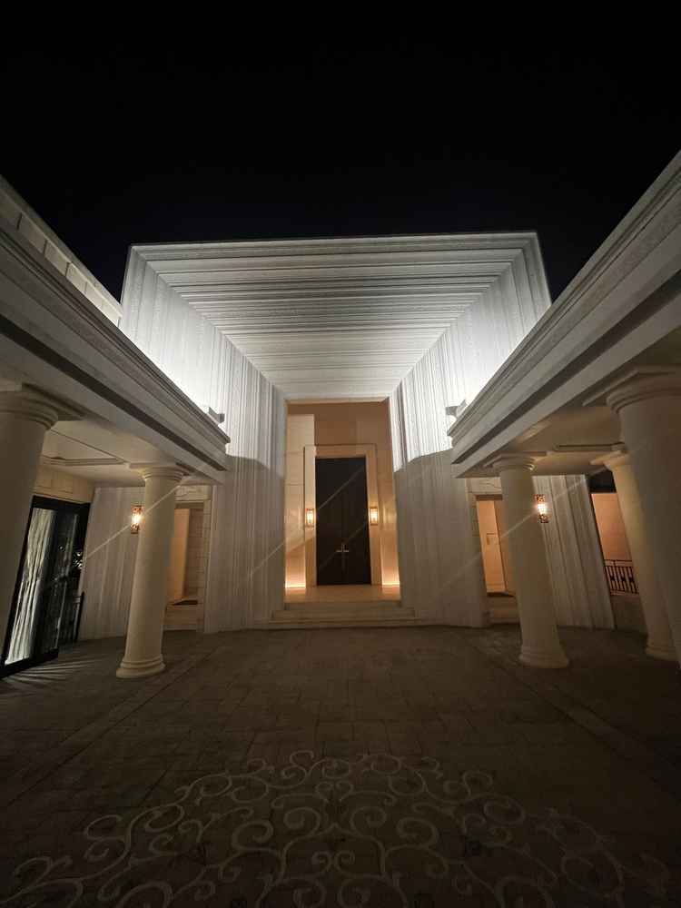 敷地内にある扉が大きくしっかりとした作りのチャペル