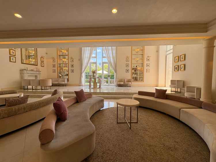 ゲストが受付や挙式までウェルカムスペースを見たりして待機するロビー。とても広く貸切感がありました。