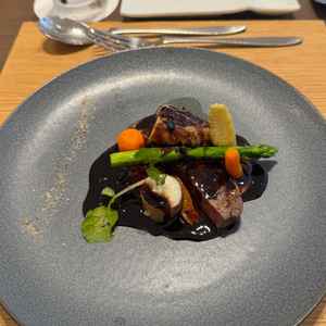 試食させていただいた肉料理です。お皿が温かい状態で提供できるのはライブキッチンならではだと思います。