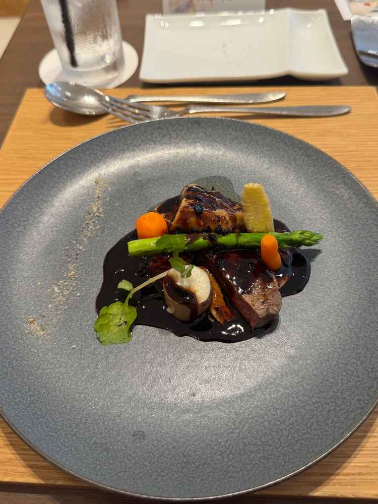 試食させていただいた肉料理です。お皿が温かい状態で提供できるのはライブキッチンならではだと思います。