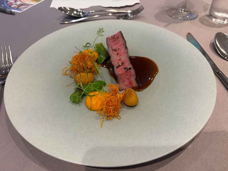 メインのお肉料理。国産牛リブロースのグリルニョッキ三浦野菜のピューレとフリット
