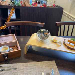 試食の前菜は、一つ一つ味に合わせて魚の骨や豚の形をしていたり、入れ物がおしゃれで遊び心満載でした。