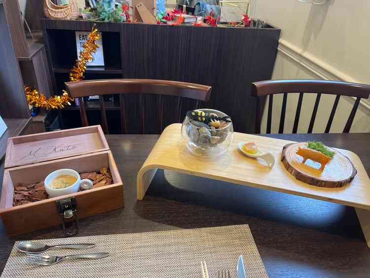 試食の前菜は、一つ一つ味に合わせて魚の骨や豚の形をしていたり、入れ物がおしゃれで遊び心満載でした。