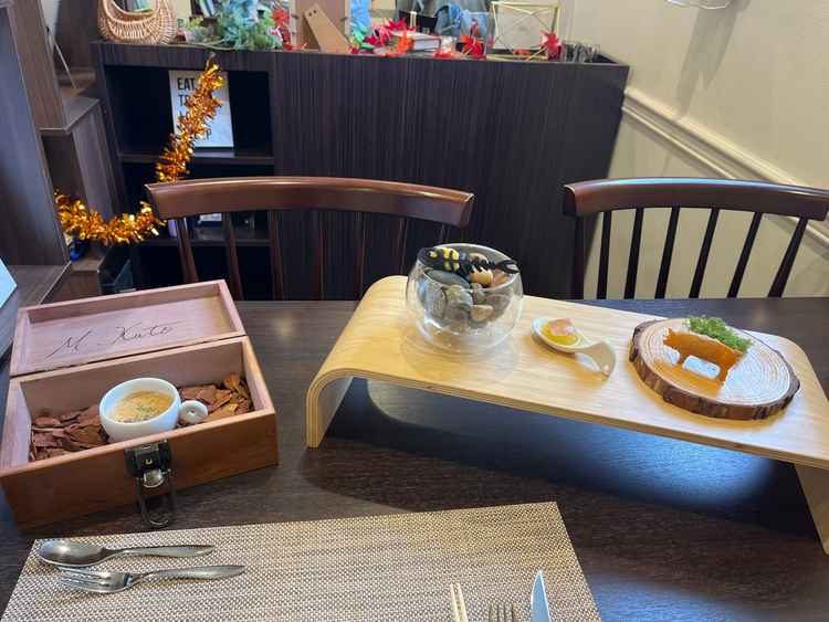 試食の前菜は、一つ一つ味に合わせて魚の骨や豚の形をしていたり、入れ物がおしゃれで遊び心満載でした。