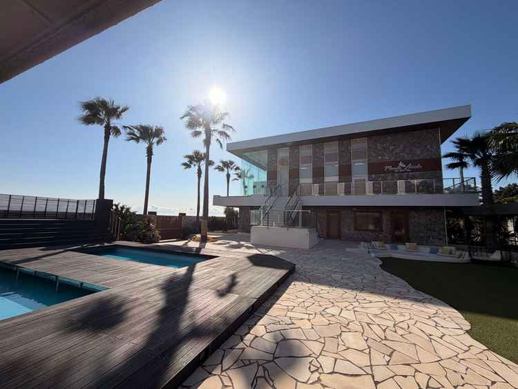 かわいいデザインのソファも設置されており、ゆったりゲストと乾杯も楽しめそう