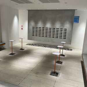 待合スペース。招待者ひとりひとりへ手紙を贈ることが出来て、新郎新婦の思い出の品などを展示出来る。