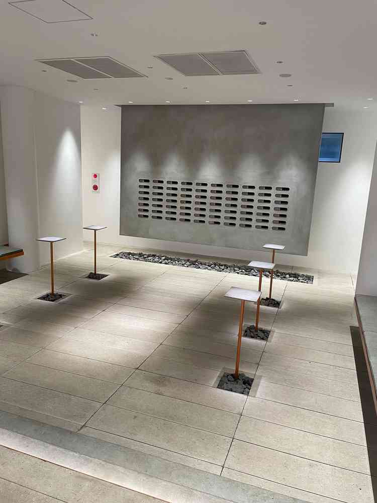 待合スペース。招待者ひとりひとりへ手紙を贈ることが出来て、新郎新婦の思い出の品などを展示出来る。