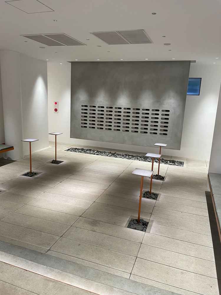 待合スペース。招待者ひとりひとりへ手紙を贈ることが出来て、新郎新婦の思い出の品などを展示出来る。