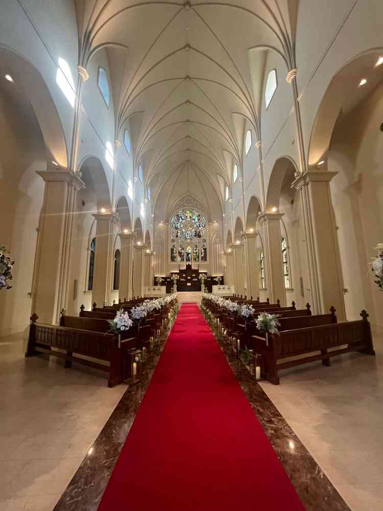 大聖堂のチャペル。ステンドグラスに光が差し込んでキラキラしていて綺麗。天井の高さも他にはない魅力。