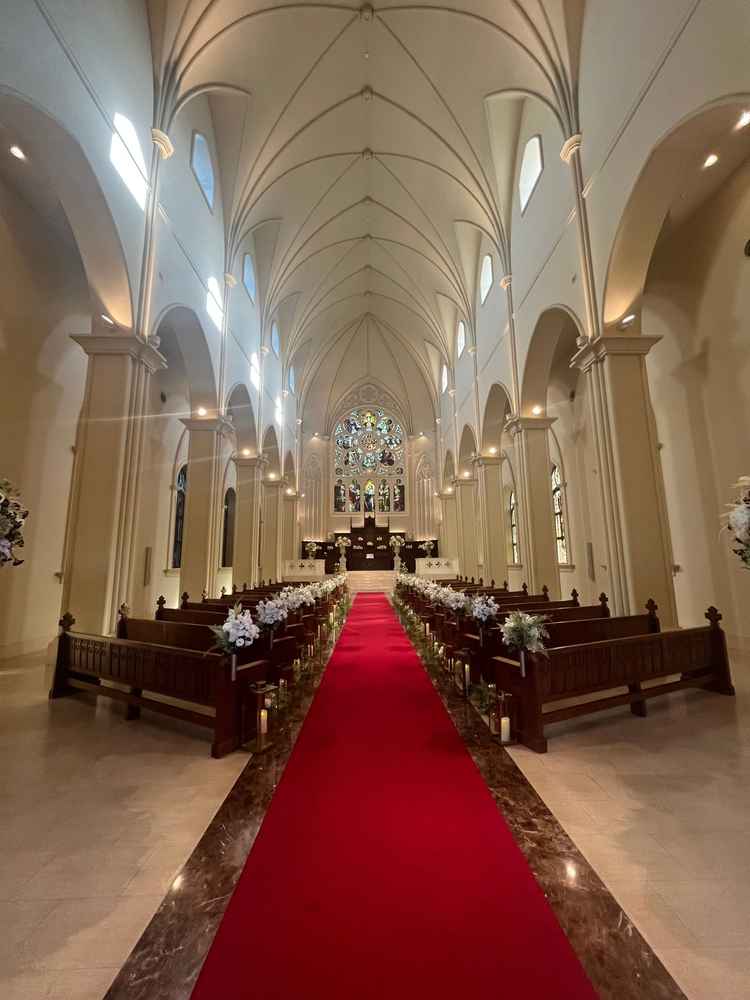 大聖堂のチャペル。ステンドグラスに光が差し込んでキラキラしていて綺麗。天井の高さも他にはない魅力。