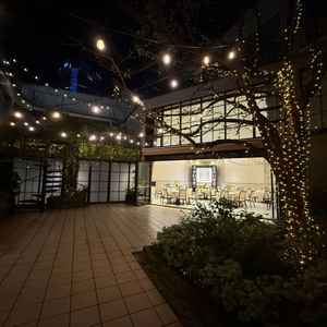 外でパーティができる感じがとてもおしゃれでした！中も階段付きで素敵でした。夜もいい。