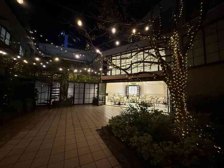 外でパーティができる感じがとてもおしゃれでした！中も階段付きで素敵でした。夜もいい。