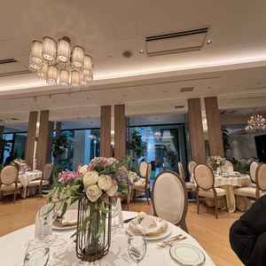 披露宴会場。スペース自体は広くないが、壁側は鏡で、庭側は外も見えるため、ある程度の開放感があった。