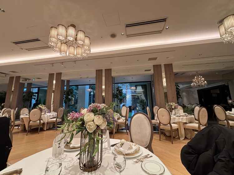 披露宴会場。スペース自体は広くないが、壁側は鏡で、庭側は外も見えるため、ある程度の開放感があった。