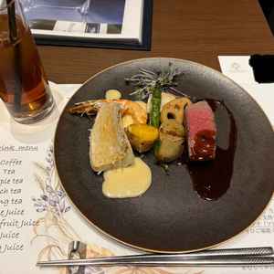 メイン料理の試食。魚もお肉もレベルが高く美味しかったです。