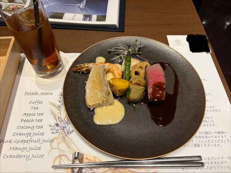 メイン料理の試食。魚もお肉もレベルが高く美味しかったです。