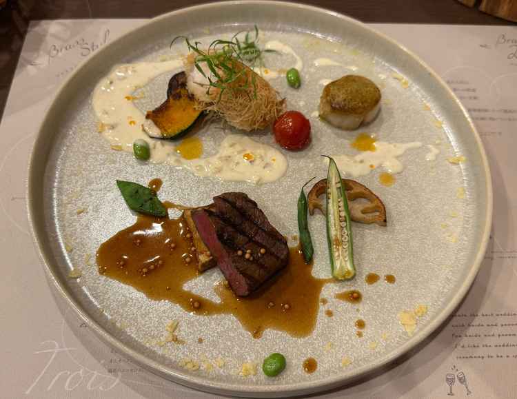 メインのお料理の写真。牛肉は柔らかく、エビとホタテはプリプリでおいしかったです。