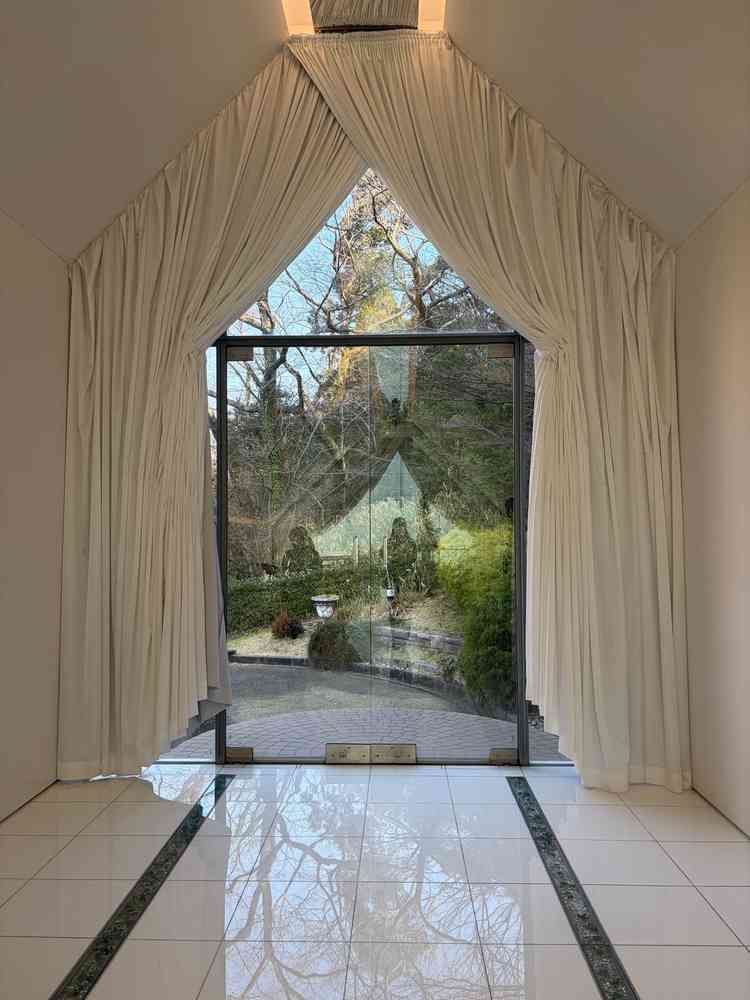 挙式会場の入場口。外から入るようになっており、カーテンは自動で開くそうです。