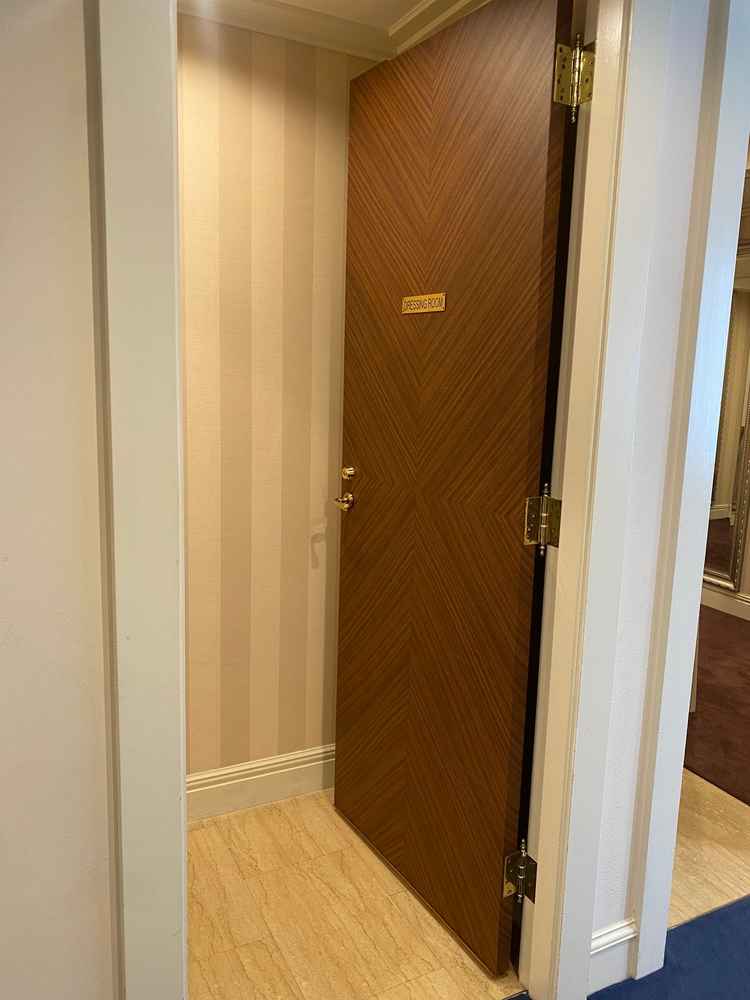 着替えスペース。新郎新婦控室、両家控室以外にも、ゲストの着替えスペースもあり広そうだった。