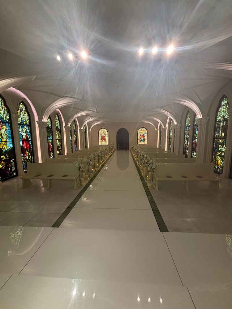 チャペルのステンドグラスがとても美しくライティング次第でさまざな上雰囲気にできるのが良かった