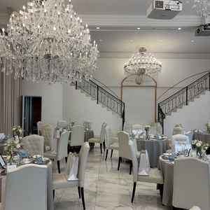 白基調の披露宴会場