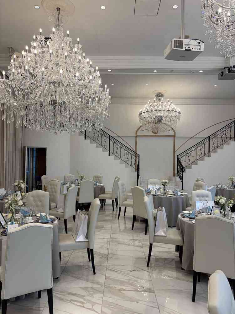 白基調の披露宴会場