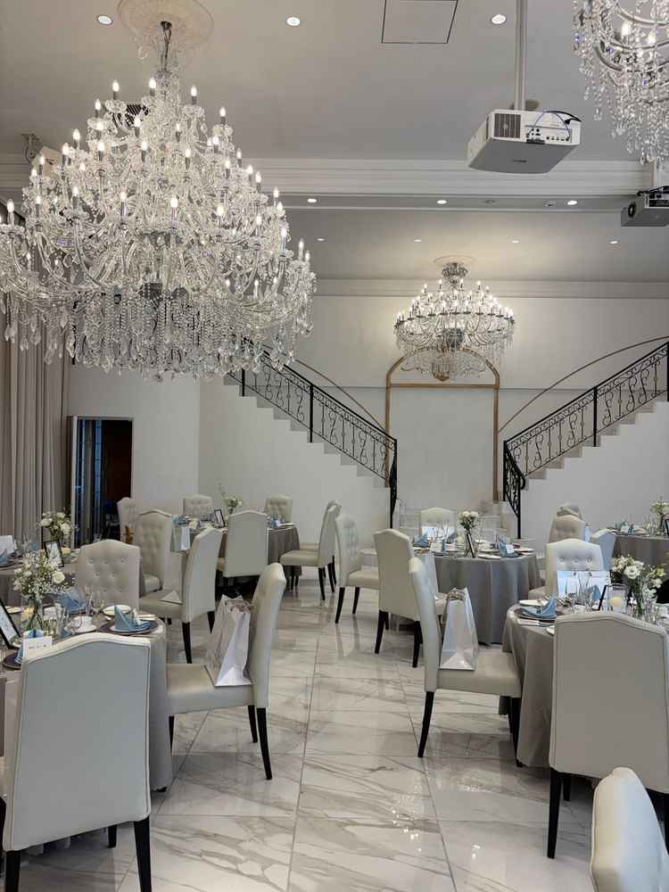 白基調の披露宴会場