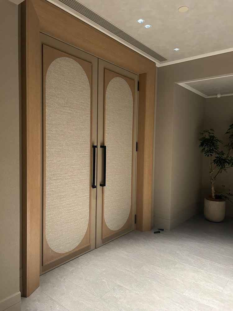 挙式場のバージンロードへと繋がる扉前の空間。ダウンライトになっていて…入場前のどきどき感を体験！