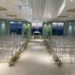 透明感のあるチャペル。夜景が綺麗に見え、ドレスが映えそう。バージンロードの花も落ち着いた色味で良い。