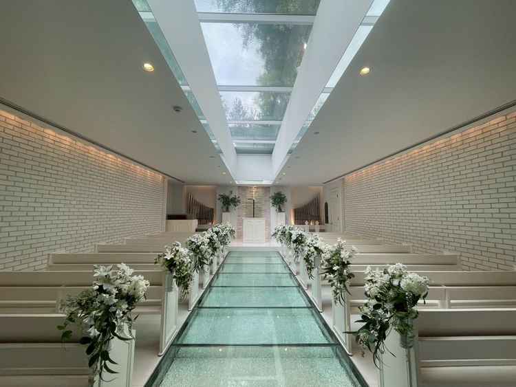 挙式上は上から日差しが入り、雨の日でも明るい空間が演出できるよう工夫されておりました。