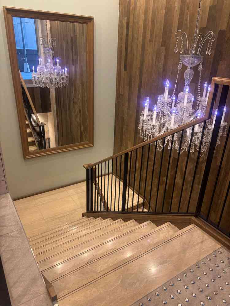 前撮りの際にも利用できるお洒落な階段です♪