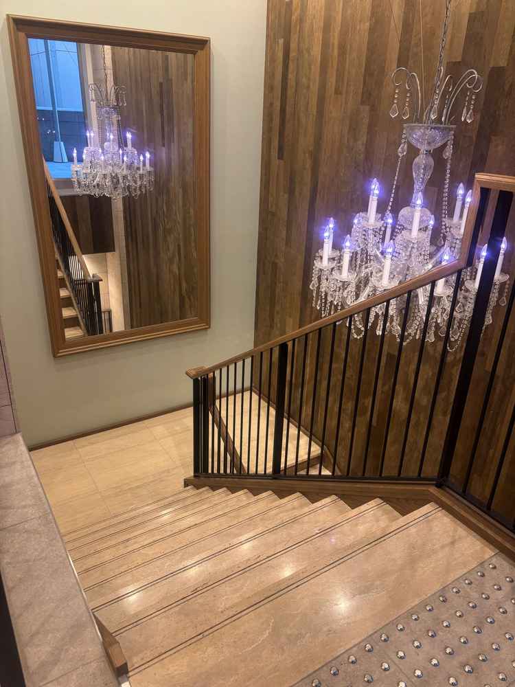 前撮りの際にも利用できるお洒落な階段です♪