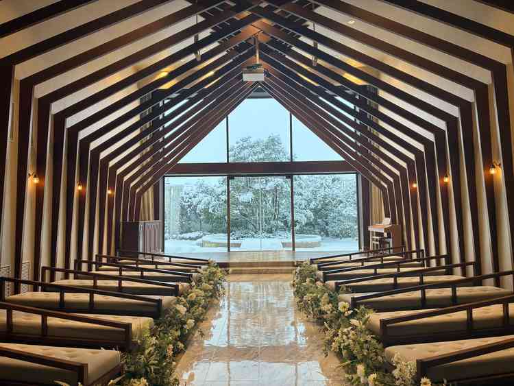 白を基調に木が重なっているチャペル。雪の日でしたが明るくとても綺麗でした。