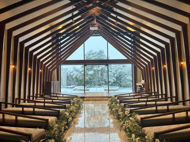 白を基調に木が重なっているチャペル。雪の日でしたが明るくとても綺麗でした。