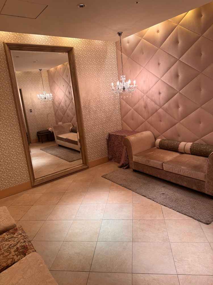 挙式前にゲストと合わないように、動線も配慮され待機スペースも綺麗だった。御手洗も完備されていた。