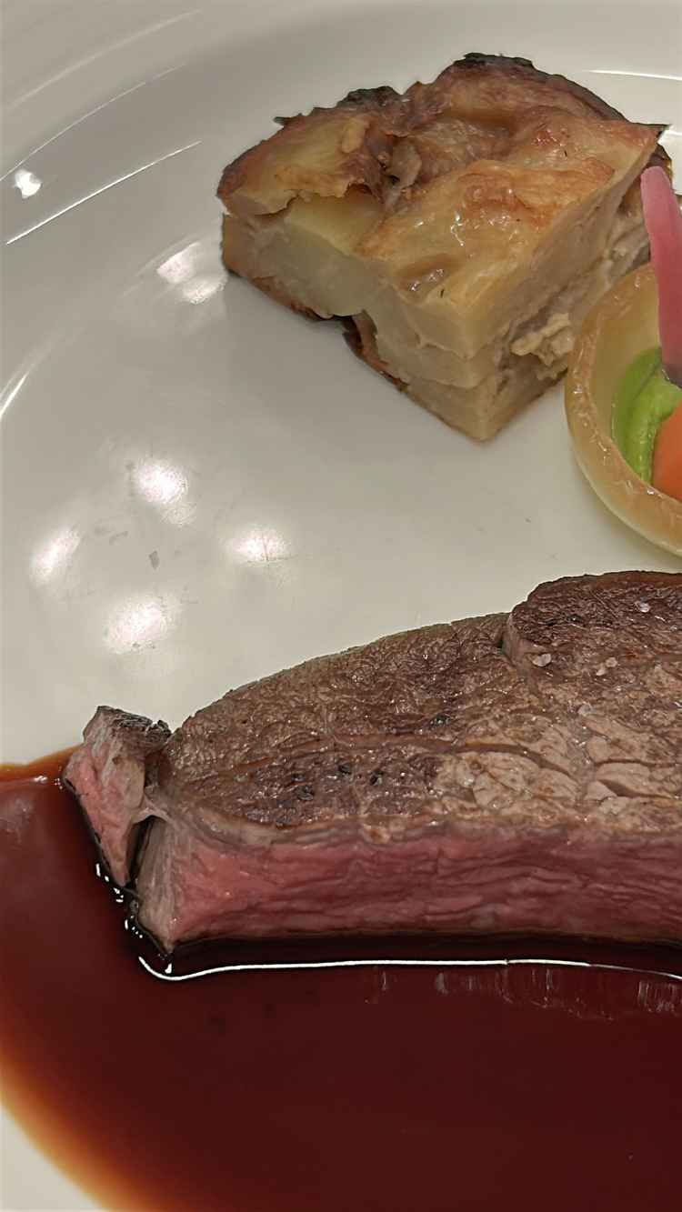 歴史のある所なのでしょうがないですがお皿やカトラリーに古さを感じます。後試食時におしぼり欲しいです。