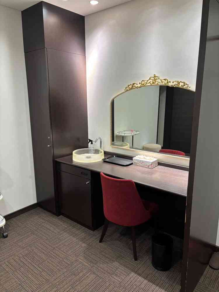 ブライズルーム。明るくて、くつろげる雰囲気でした。後方には披露宴会場に直接つながる階段があります