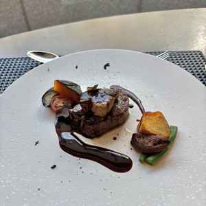 牛フィレ肉のローストとファグラのソテー。ロッシーニ。お肉は柔らかく美味しかったです。