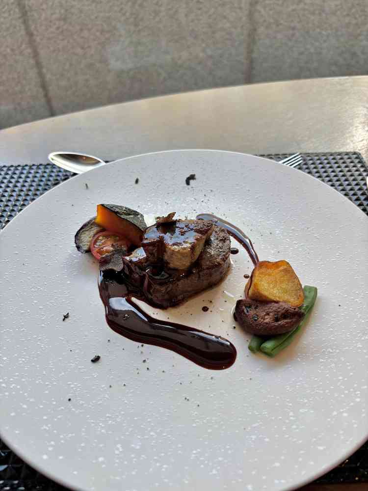 牛フィレ肉のローストとファグラのソテー。ロッシーニ。お肉は柔らかく美味しかったです。