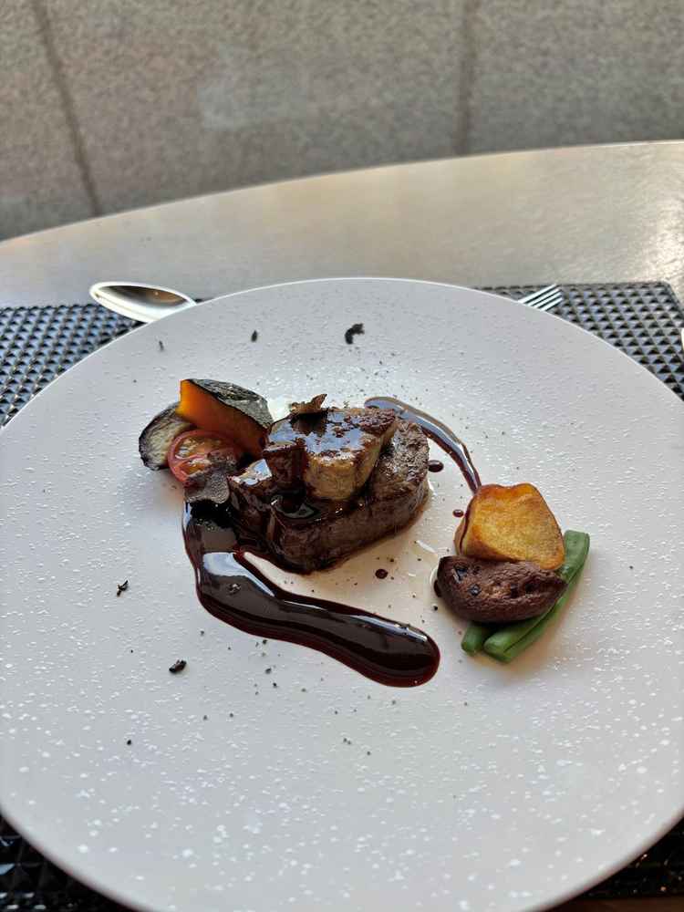 牛フィレ肉のローストとファグラのソテー。ロッシーニ。お肉は柔らかく美味しかったです。