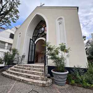 敷地の門をくぐって外観