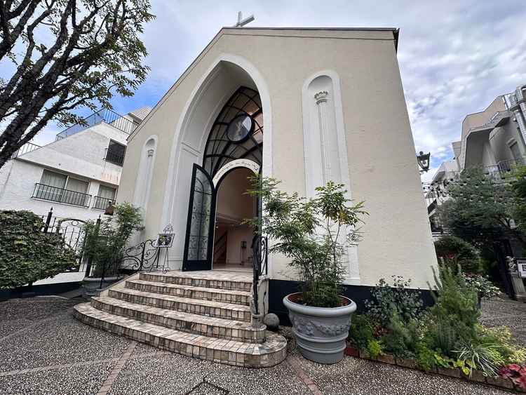 敷地の門をくぐって外観