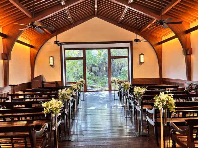 窓の外には滝が流れていて緑との景色はずっと眺められる時間が止まる様な空間でした